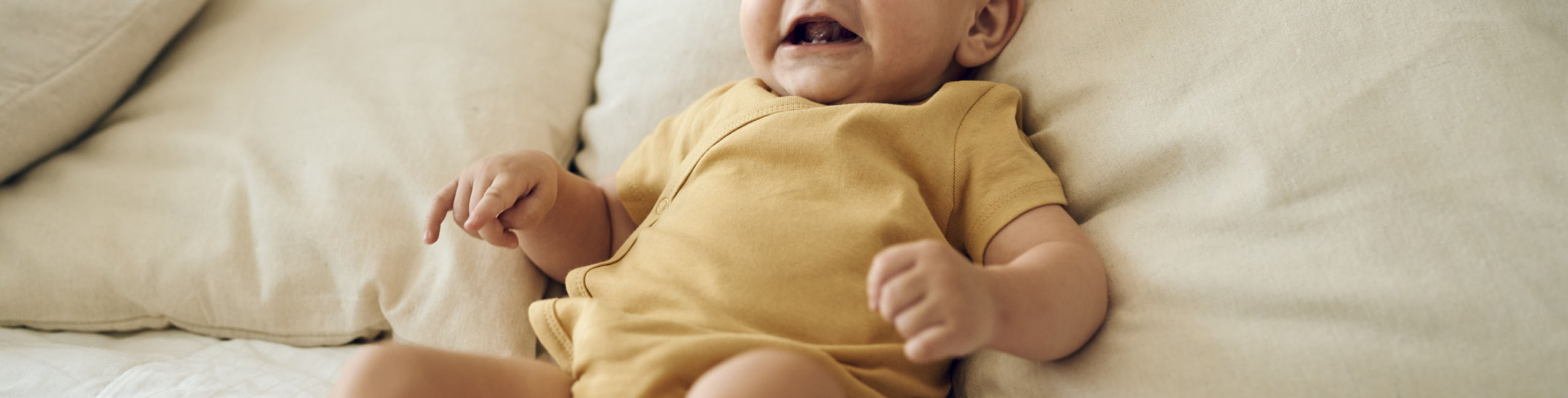 Ein Baby weint vor Schmerzen, ein typisches Zeichen für Koliken.