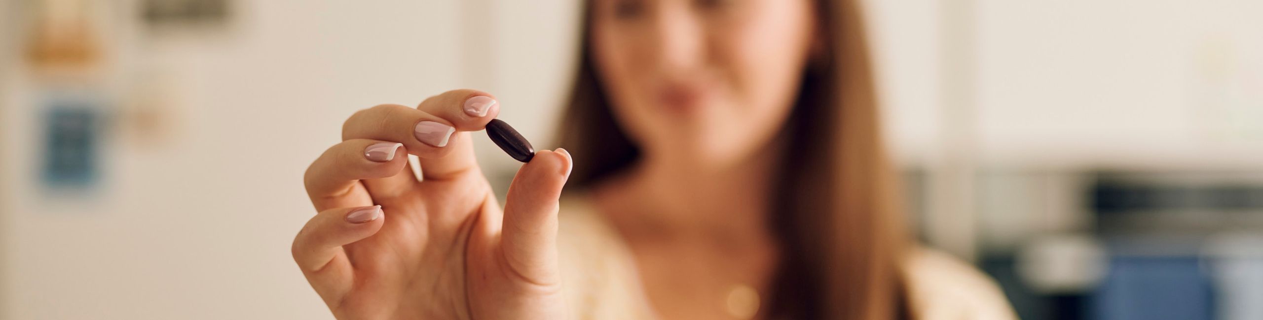 Diese Szene zeigt eine Mutter, die eine Novalac Prenatal Kapsel mit Lipofer Eisen-Mikrokapseln in der Hand hält. Lipofer sorgt für eine schonende und gut verträgliche Eisenaufnahme, die besonders in der Schwangerschaft wichtig ist. Novalac Prenatal unterstützt werdende Mütter mit Folsäure, Eisen und DHA und trägt so zu einer gesunden Entwicklung des Babys bei.