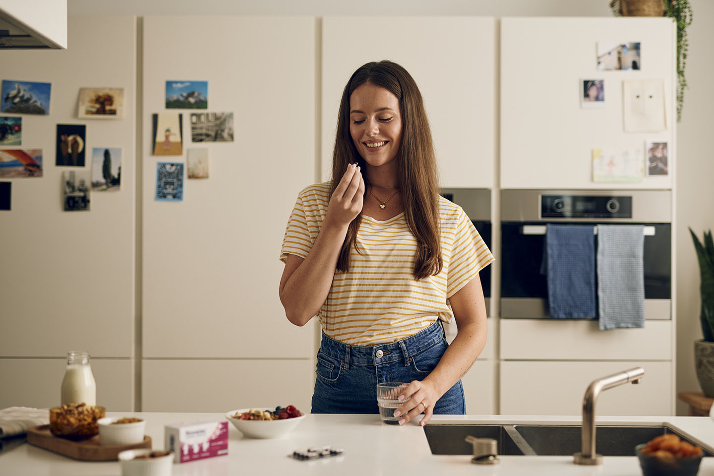 Diese Szene zeigt eine Mutter, die eine Novalac Prenatal Kapsel mit Lipofer Eisen-Mikrokapseln in der Hand hält. Lipofer sorgt für eine schonende und gut verträgliche Eisenaufnahme, die besonders in der Schwangerschaft wichtig ist. Novalac Prenatal unterstützt werdende Mütter mit Folsäure, Eisen und DHA und trägt so zu einer gesunden Entwicklung des Babys bei.