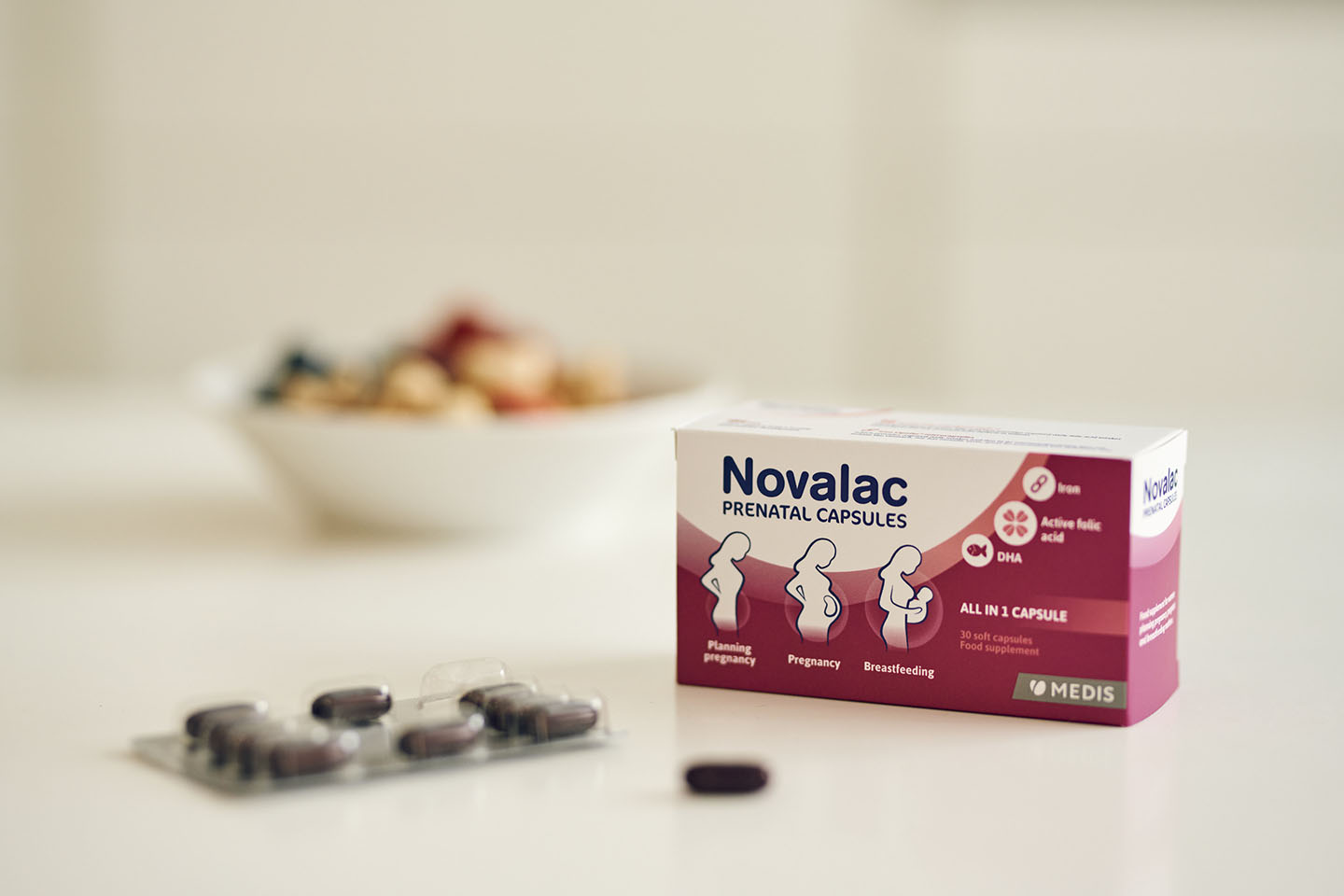 Diese Szene zeigt einen ausgewogenen Frühstückstisch, ergänzt durch Novalac Prenatal Kapseln. Die Kombination aus gesunder Ernährung und wichtigen Nährstoffen wie Folsäure, Eisen und DHA unterstützt werdende Mütter optimal. Ein nährstoffreicher Start in den Tag ist besonders während der Schwangerschaft entscheidend für das Wohlbefinden von Mutter und Baby.