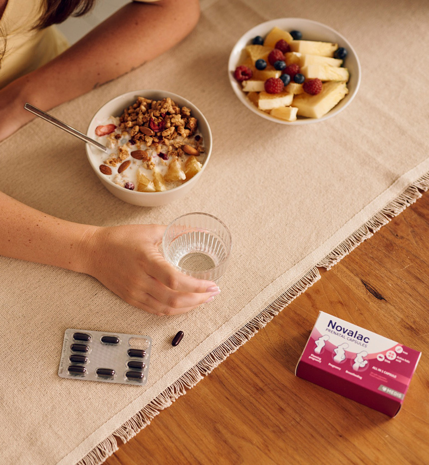 Ein nährstoffreicher Frühstück ist der perfekte Beginn für den Tag. Mit einer ausgewogenen Kombination aus Vitaminen und einem Glas Wasser unterstützt dieses Frühstück sowohl das körperliche Wohlbefinden als auch die geistige Frische. Ein solches Frühstück liefert wichtige Nährstoffe, die für die Energie und Gesundheit des Körpers erforderlich sind. Ideal für werdende Mütter, um den Tag mit der richtigen Versorgung zu beginnen und den Flüssigkeitshaushalt aufrechtzuerhalten.