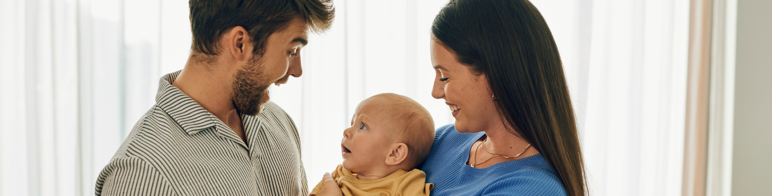 Diese Szene zeigt Eltern, die ihr Baby nach der Geburt liebevoll im Arm halten – ein besonders emotionaler Moment, der den Beginn eines neuen Lebensabschnitts markiert. Solche Augenblicke stärken die Bindung, vermitteln Geborgenheit und helfen der Familie, sich harmonisch in den neuen Alltag einzufinden.