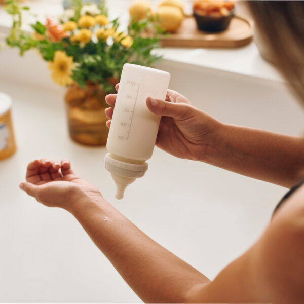 Dieses Motiv zeigt die sichere Zubereitung einer Milch-Ersatzformel mit Wasser. Die richtige Wassertemperatur, exakte Dosierung und hygienische Zubereitung sind entscheidend, um dem Baby eine gesunde und ausgewogene Mahlzeit zu bieten. Die Anleitung hilft Eltern, Fehler zu vermeiden und die Ersatzmilch korrekt und sicher zuzubereiten.