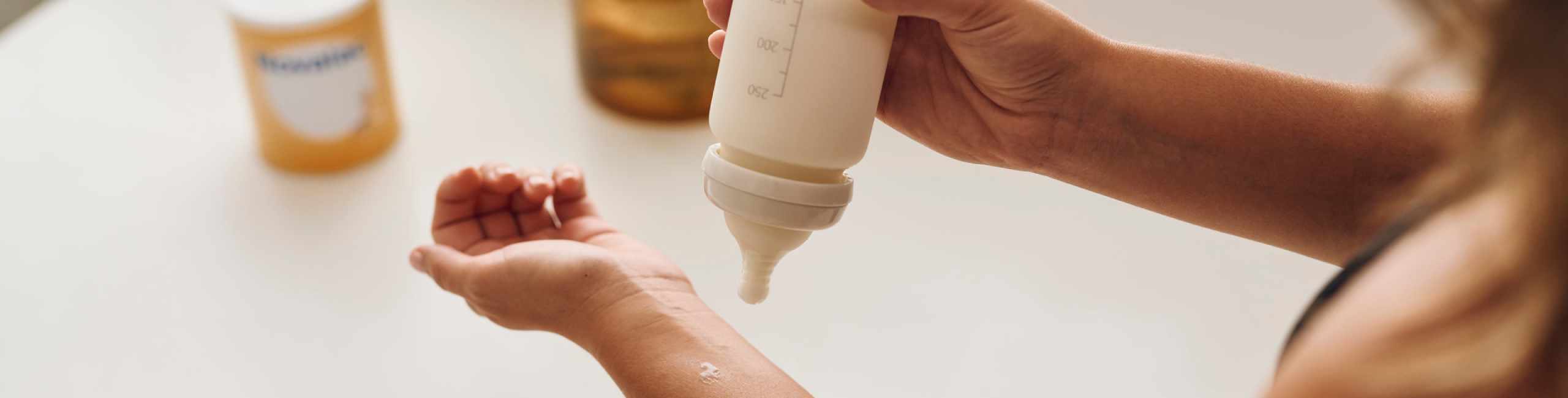 Dieses Bildmotiv bezieht sich auf die sichere Zubereitung von Ersatzmilch mit Wasser. Die richtige Wassertemperatur, genaue Dosierung und hygienische Arbeitsweise sind entscheidend, um dem Baby eine gesunde und ausgewogene Mahlzeit zu bieten. Die Anleitung hilft Eltern, jeden Schritt korrekt durchzuführen und häufige Fehler bei der Zubereitung zu vermeiden.