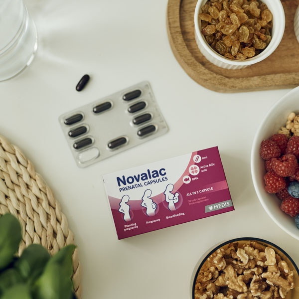 Diese Szene zeigt einen ausgewogenen Frühstückstisch, ergänzt durch Novalac Prenatal Kapseln. Die Kombination aus gesunder Ernährung und wichtigen Nährstoffen wie Folsäure, Eisen und DHA unterstützt werdende Mütter optimal. Ein nährstoffreicher Start in den Tag ist besonders während der Schwangerschaft entscheidend für das Wohlbefinden von Mutter und Baby.
