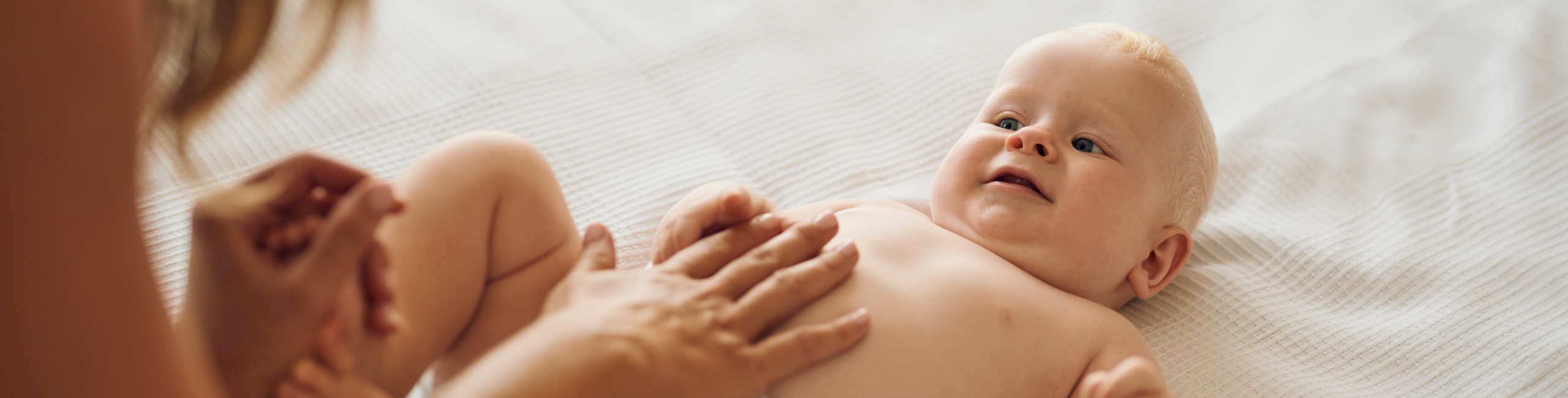 Diese Szene zeigt ein Baby, das liebevoll gewickelt wird, um seine Hygiene und sein Wohlbefinden zu gewährleisten. Der Windelwechsel ist ein essenzieller Teil der täglichen Pflege und fördert das Komfortgefühl des Babys. Mit der richtigen Pflege und den besten Produkten wie Novalac sorgt man für das Wohl des Babys, insbesondere während der empfindlichen ersten Lebensmonate.