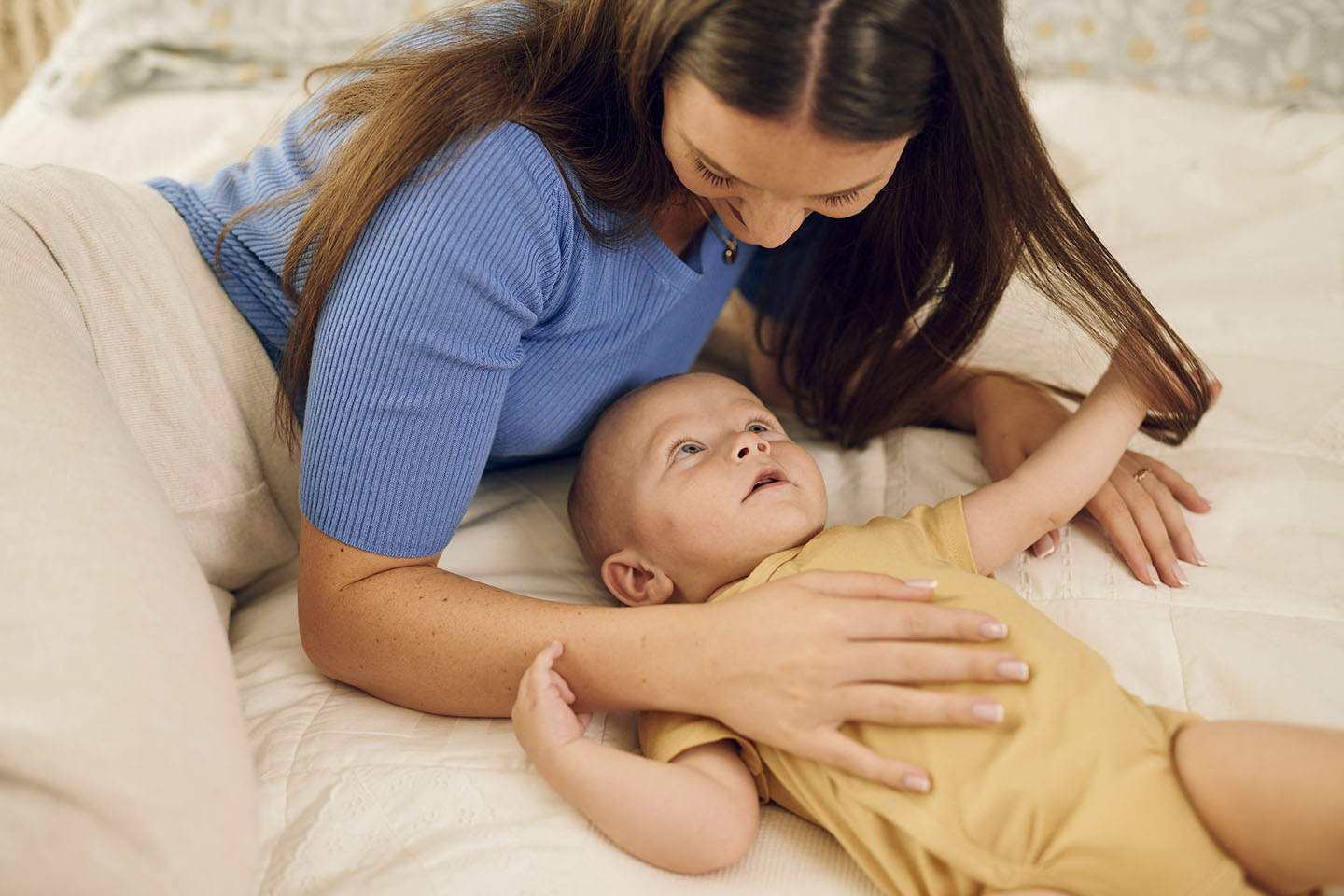 Diese Szene zeigt eine Mutter, die ihr Baby liebevoll im Arm hält und es mit einer Novalac Flasche füttert. Solche ruhigen, innigen Momente stärken die Bindung und schaffen eine warme, sichere Umgebung. Die Verwendung einer gut verträglichen Novalac Formel sorgt für eine ausgewogene Mahlzeit, die die gesunde Entwicklung des Babys unterstützt.