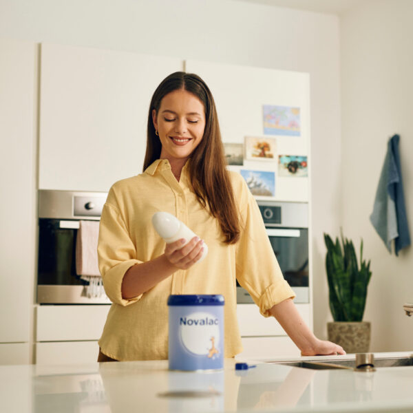 Diese Szene zeigt eine Mutter, die in der Küche nach einer der neatly arrangierten Novalac Milchformeln greift. Die geordnete Ablage vermittelt Übersicht und zeigt, wie wichtig eine zuverlässige, gut verträgliche Säuglingsnahrung im Familienalltag ist. Novalac Formeln unterstützen eine ausgewogene Ernährung und sorgen für sichere, nährstoffreiche Mahlzeiten für Babys jeden Alters.