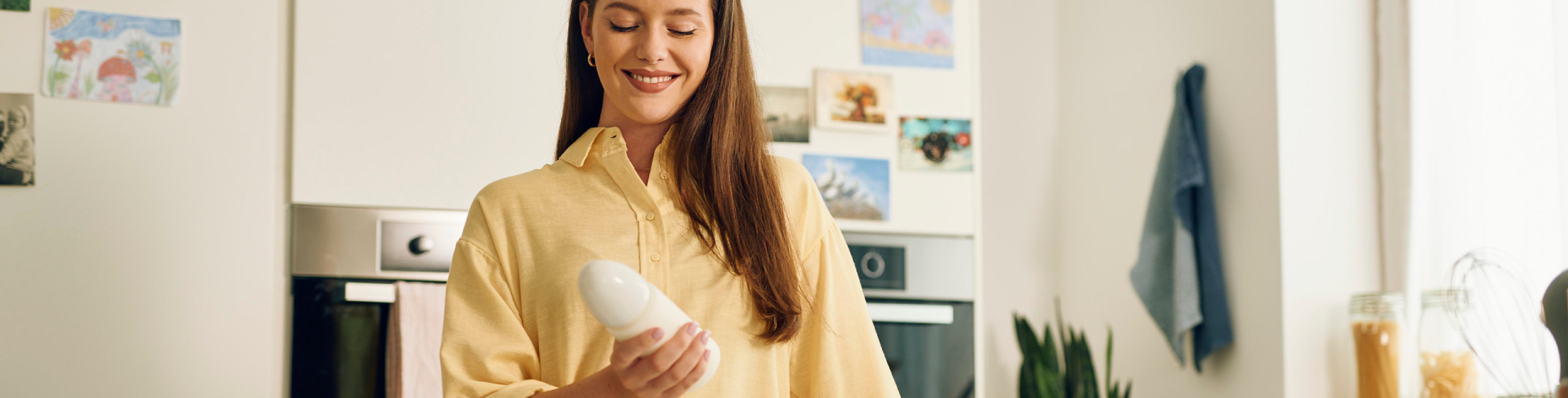 Diese Szene zeigt eine Mutter, die in der Küche eine Milchflasche vorbereitet – ein entscheidender Schritt für Babys mit einer Allergie gegen Kuhmilcheiweiß. Die richtige Auswahl einer verträglichen Spezialnahrung hilft, Beschwerden zu vermeiden und das Wohlbefinden des Babys zu fördern. Eine sorgfältige Zubereitung sorgt dafür, dass das Kind sicher und optimal versorgt wird.