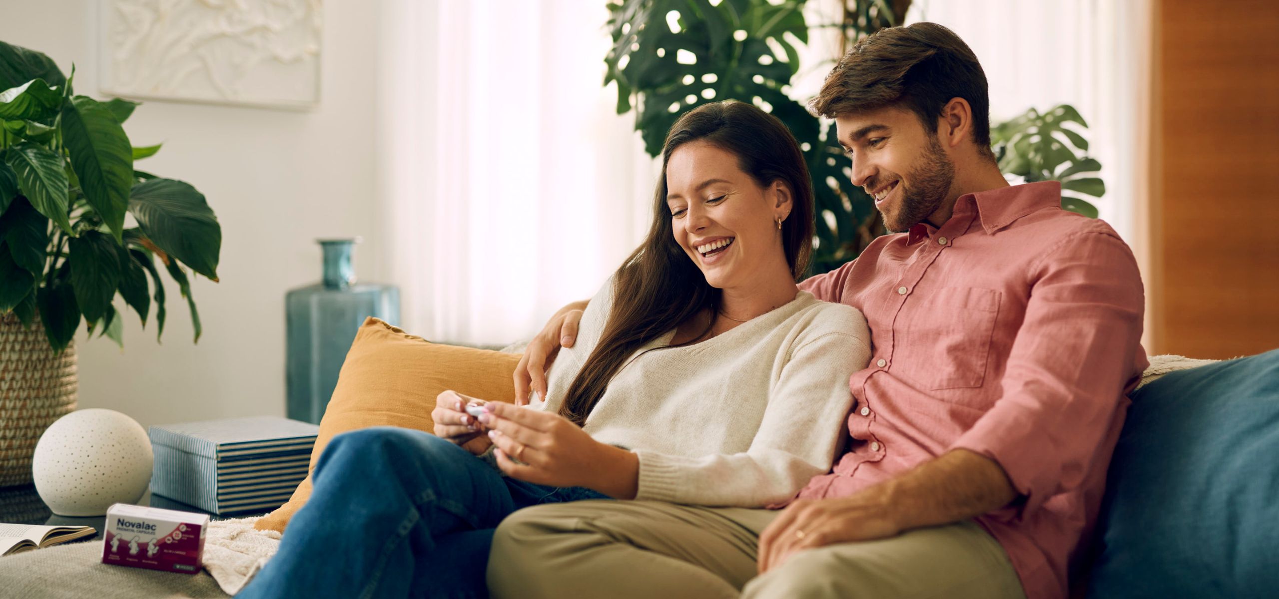 Ein Paar freut sich über den positiven Schwangerschaftstest und beginnt mit der Planung der Schwangerschaft.