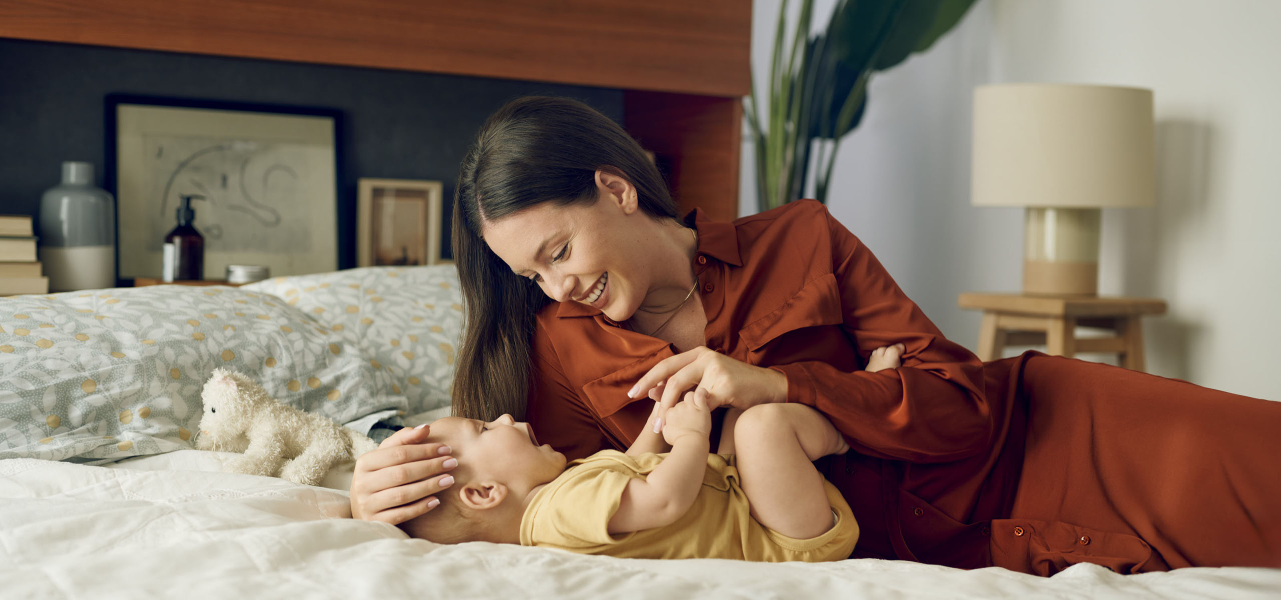 Diese Szene zeigt eine Mutter und ihr Neugeborenes, die sich nach der Geburt liebevoll auf dem Bett anschauen. Solche ersten Blickkontakte stärken die emotionale Bindung, vermitteln Sicherheit und schaffen wertvolle Momente des Ankommens für beide.