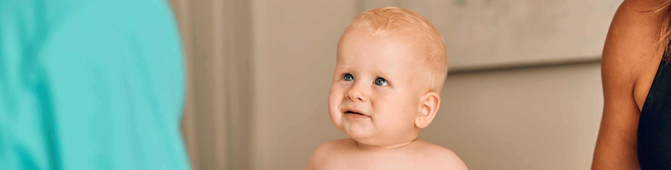 Diese Szene zeigt ein Baby bei einer patronažna sestra, einer Fachkraft für frühe Säuglingsbetreuung. Solche Besuche bieten Eltern Unterstützung, Beratung und Kontrolle der frühen Entwicklung des Babys. Sie helfen, Fragen zu Ernährung, Pflege, Wachstum und Gesundheit sicher zu beantworten und geben Eltern mehr Selbstvertrauen im Alltag mit ihrem Neugeborenen.
