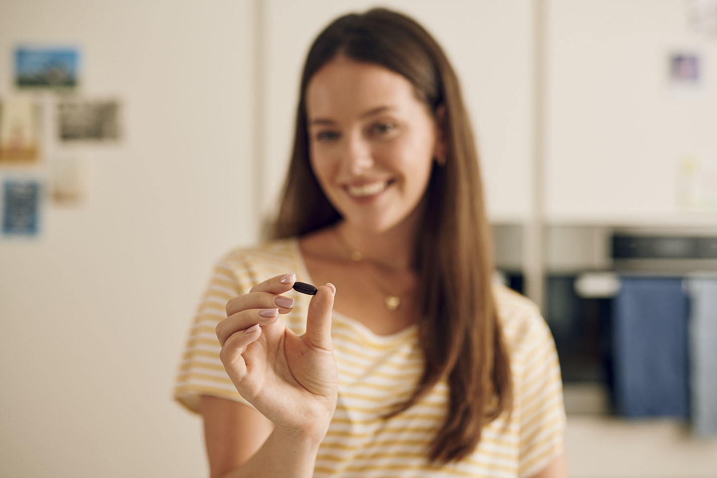 Diese Szene zeigt eine schwangere Frau, die beim Frühstück Novalac Kapseln mit Folsäure einnimmt. Die aktive Form Quatrefolic® unterstützt die gesunde Entwicklung des Babys bereits in den frühen Schwangerschaftswochen. Die Kombination aus ausgewogenem Frühstück und hochwertigen Prenatalpräparaten sorgt für eine optimale Nährstoffversorgung für Mutter und Kind.