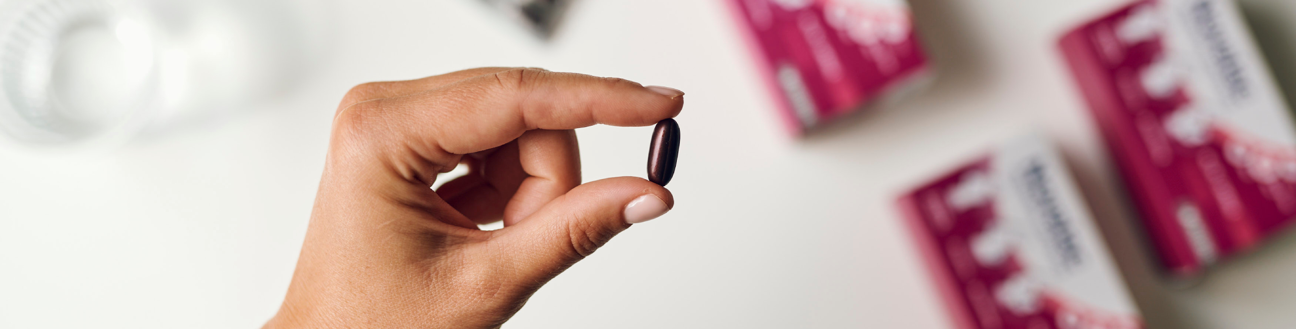 Diese Szene zeigt eine Hand, die eine Novalac Kapsel mit der aktiven Folsäureform Quatrefolic hält. Quatrefolic bietet eine besonders gut verfügbare Form von Folsäure, die entscheidend für die gesunde Entwicklung des Babys in den frühen Schwangerschaftswochen ist. Novalac Prenatal Kapseln unterstützen werdende Mütter mit hochwertigen Nährstoffen für eine optimale Schwangerschaftsvorsorge.