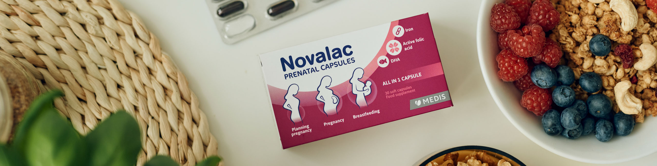 Diese Szene zeigt einen ausgewogenen Frühstückstisch, ergänzt durch Novalac Prenatal Kapseln. Die Kombination aus gesunder Ernährung und wichtigen Nährstoffen wie Folsäure, Eisen und DHA unterstützt werdende Mütter optimal. Ein nährstoffreicher Start in den Tag ist besonders während der Schwangerschaft entscheidend für das Wohlbefinden von Mutter und Baby.