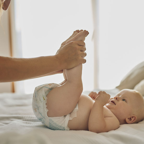 Dieses Motiv thematisiert den Stuhlgang bei Säuglingen, ein wichtiger Indikator für Verdauung und Wohlbefinden. Die Farbe, Konsistenz und Häufigkeit des Stuhls können Hinweise auf die Ernährung und Gesundheit des Babys geben. Eltern profitieren davon, Veränderungen frühzeitig zu erkennen, um bei Bedarf rechtzeitig zu reagieren oder geeignete Ernährungsanpassungen vorzunehmen.