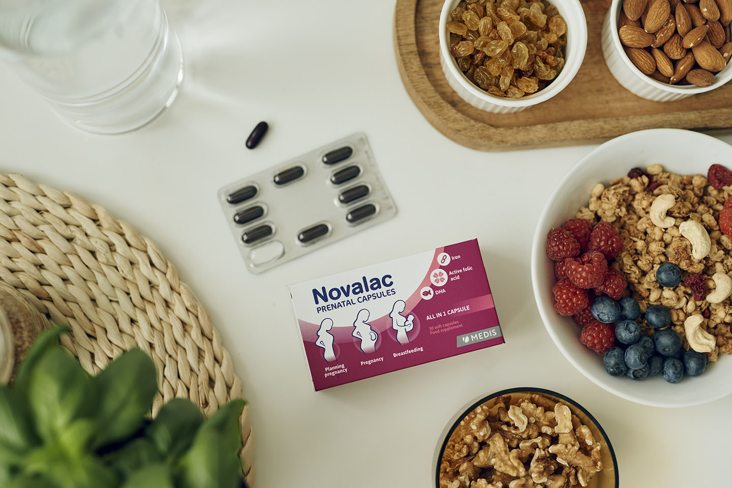 Diese Szene zeigt eine schwangere Frau, die beim Frühstück Novalac Kapseln mit Folsäure einnimmt. Die aktive Form Quatrefolic® unterstützt die gesunde Entwicklung des Babys bereits in den frühen Schwangerschaftswochen. Die Kombination aus ausgewogenem Frühstück und hochwertigen Prenatalpräparaten sorgt für eine optimale Nährstoffversorgung für Mutter und Kind.