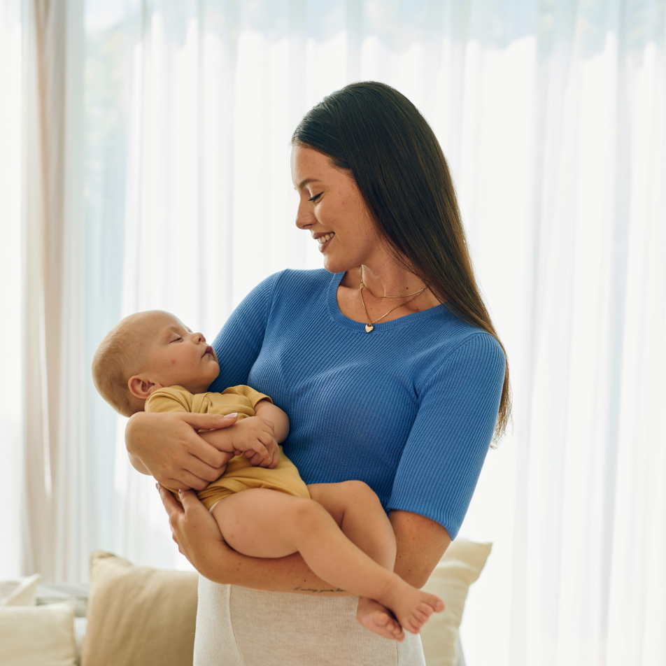 Dieses Motiv thematisiert den Einfluss eines Kaiserschnitts auf Mutter und Kind. Ein Kaiserschnitt kann körperliche und emotionale Veränderungen mit sich bringen, sowohl für die Mutter als auch für das Neugeborene. Die richtige Unterstützung, sanfte Pflege und ein bewusster Umgang mit der Erholungsphase fördern eine positive Bindung und erleichtern den Start in das gemeinsame Leben.