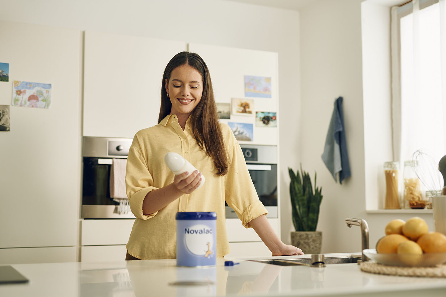 Diese Szene zeigt ein Baby, das seine Novalac Mahlzeit erhält – ein wertvoller Moment für Ernährung, Nähe und Ruhe. Die richtige Formel unterstützt die gesunde Verdauung und liefert alle wichtigen Nährstoffe, die das Baby für Wachstum und Wohlbefinden benötigt.