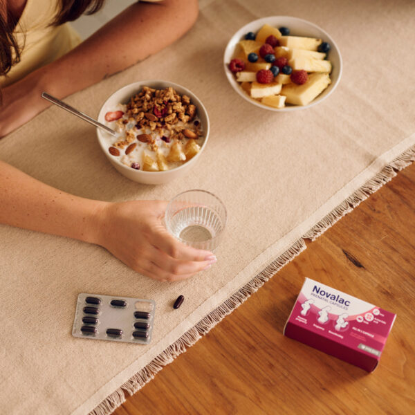 Gesunder Frühstück mit Vitaminen und einem Glas Wasser