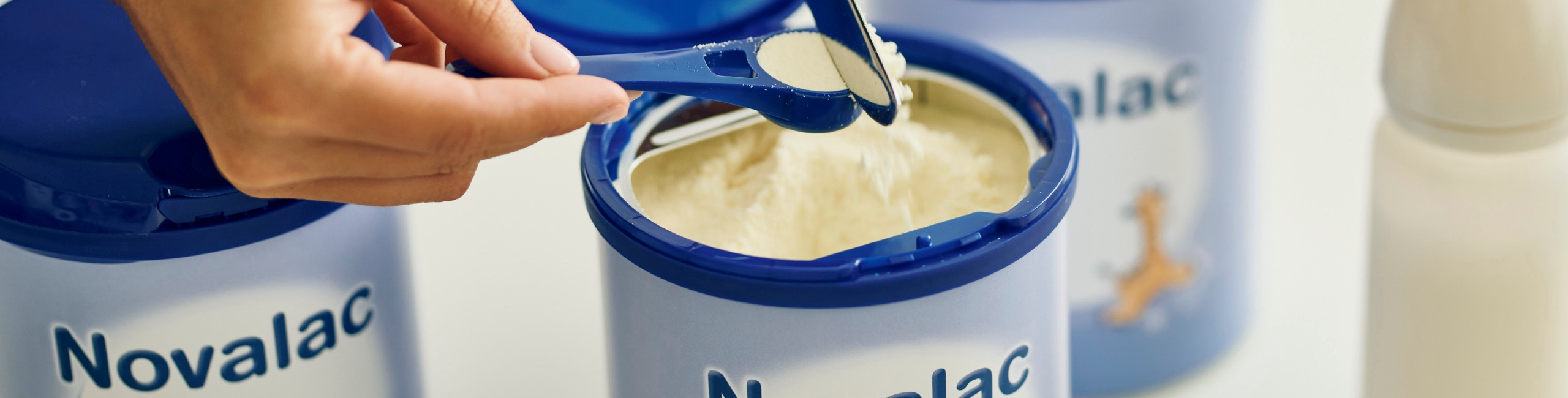 Diese Szene zeigt den Prozess der Zubereitung der Novalac Babynahrung. Die richtige Vorbereitung ist entscheidend, um dem Baby eine sichere und optimal ausgewogene Mahlzeit zu bieten. Novalac Formeln sind speziell entwickelt, um die Verdauung zu unterstützen und den Nährstoffbedarf von Säuglingen zu decken. Eine sorgfältige Zubereitung sorgt dafür, dass das Baby alle wichtigen Nährstoffe für gesundes Wachstum und Wohlbefinden erhält.